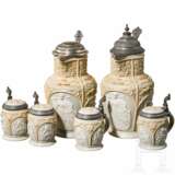 Zwei Mettlacher Historismus-Deckelkannen und vier Trinkkrüge mit Figurenfries, Ende 19. Jahrhundert - Foto 1