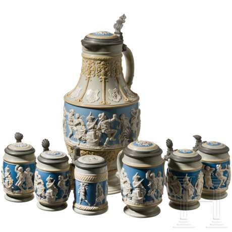 Mettlacher Deckelkanne und sechs Trinkkrüge mit Figurenfries, Ende 19. Jahrhundert - Foto 1