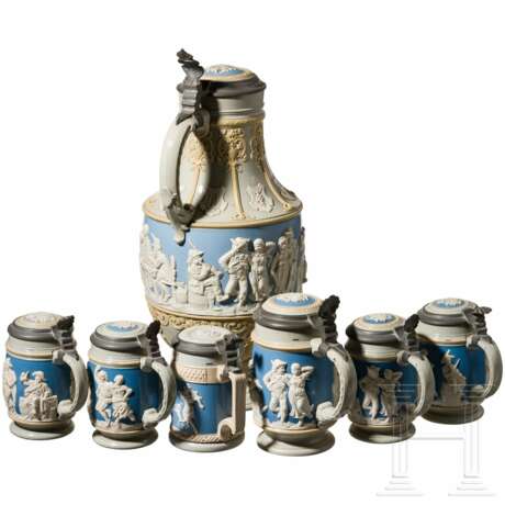 Mettlacher Deckelkanne und sechs Trinkkrüge mit Figurenfries, Ende 19. Jahrhundert - photo 2