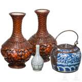Konvolut Japan bestehend aus zwei Ikebana-Vasen, Miniaturvase und Henkeltopf, Japan, 19. Jhdt - фото 1