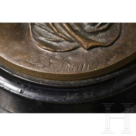 Bronzefigur einer wasserholenden Nymphe, signiert "J.G. Rau" - Foto 4