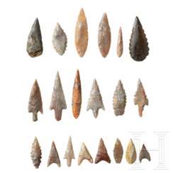 20 Flintpfeilspitzen und eine Kette mit Steinperlen, Sahara, neolithisch, ca. 5000 – 3000 vor Christus