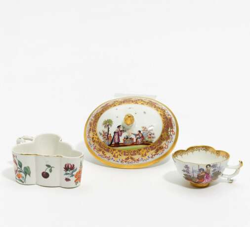 Meissen und Höchst, Kleine Tasse mit Figurenstaffage, Schälchen mit Blüten und Obstdekor und Deckel mit Chinoiserien - Foto 1