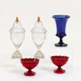 Paar Deckelgefäße, 2 rote Schalen, 1 blaue Vase - photo 1