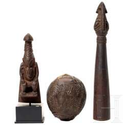 Eine verzierte Kokosnuss, eine Kleinskulptur und ein Zeremonialzepter, Papua-Neuguinea