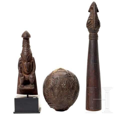 Eine verzierte Kokosnuss, eine Kleinskulptur und ein Zeremonialzepter, Papua-Neuguinea - photo 1