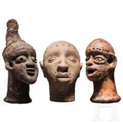 Drei Terrakottaköpfe aus Nigeria, darunter einer im Ife-Stil