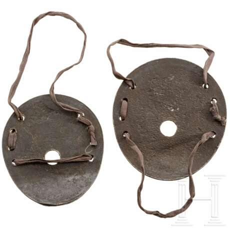 Zwei silbertauschierte Hufeisen als Preis für ein Pferderennen, balkantürkisch, um 1800 - photo 2