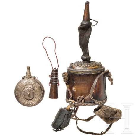 Pulver- und zwei Zündkrautflaschen, Tibet, 19./20. Jahrhundert - Foto 1