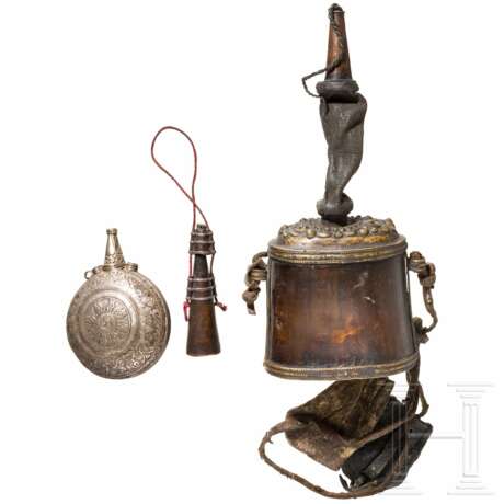 Pulver- und zwei Zündkrautflaschen, Tibet, 19./20. Jahrhundert - Foto 4