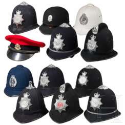 Zwölf Polizei-Kopfbedeckungen, Großbritannien/Neuseeland, 20. Jahrhundert