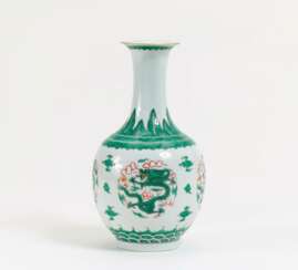 Yutang chun ping-Vase mit vier grünen Drachenmedaillons