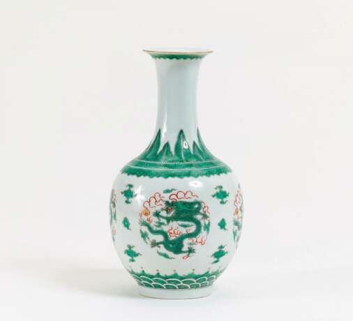 Yutang chun ping-Vase mit vier grünen Drachenmedaillons - фото 1