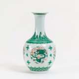 Yutang chun ping-Vase mit vier grünen Drachenmedaillons - фото 1