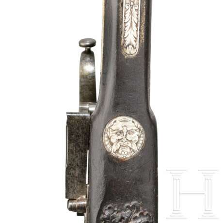 Luxus-Radschlossbüchse mit reich geschnitztem Schaft im Stil um 1680, Historismus unter Verwendung alter Teile - photo 11