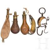 Kleine Sammlung Pulverflaschen und Zubehör, 19. Jahrhundert - фото 1