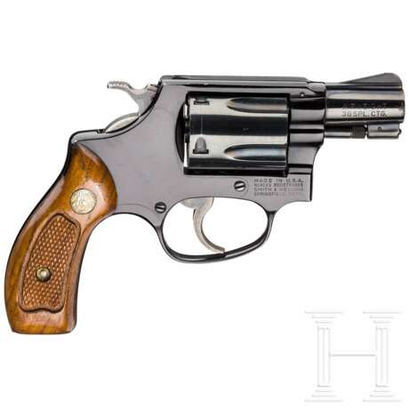 Smith & Wesson Modell 37, "The .38 Chief's Special Airweight" - photo 2