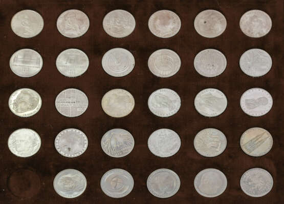 Schönes Konvolut mit Münzen und Medaillen aus aller Welt - 2 Münzkassetten BRD mit 5 DM Gedenkmünzen mit 1 x 5 DM 1958/J, Silberadler, ss-, Kratzer, verschmutzt sowie 81 x 5 DM. - Foto 3