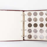 1 Album - fast ausschließlich Kursmünzen, vorwiegend aus dem GB des 19. Jahrhundert und 20. Jahrhundert, - фото 1