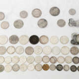 Kunterbuntes Konvolut Münzen in kleiner Tüte - dabei z.B. 1 x Österreich-Ungarn - 1 Taler 1843/A, Ferdinand I., s-ss, berieben, 3 Randfehler, Patina. - фото 1