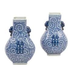 Paar blau-weisse Vasen, CHINA, 20. Jahrhundert.