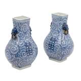 Paar blau-weisse Vasen, CHINA, 20. Jahrhundert. - Foto 2