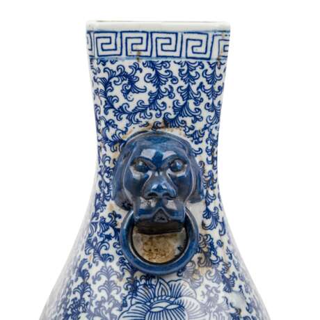 Paar blau-weisse Vasen, CHINA, 20. Jahrhundert. - photo 3