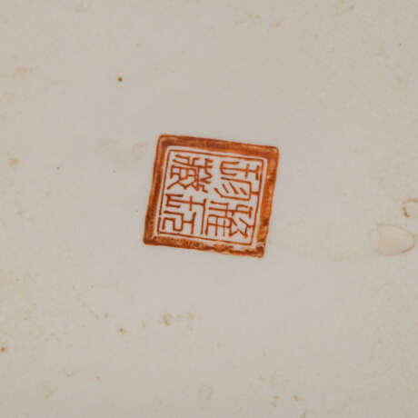 Paar eisenrot bemalte Deckelvasen. CHINA, 20. Jahrhundert. - Foto 6