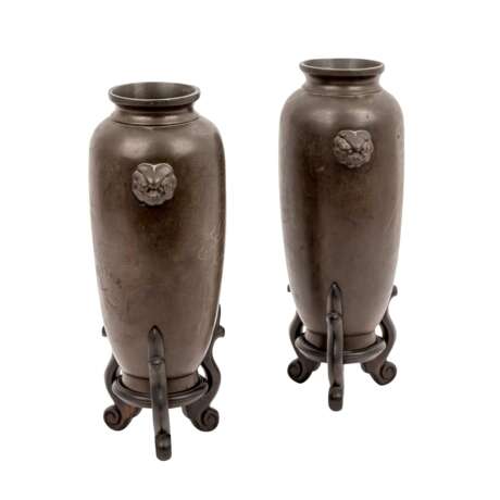Paar Vasen aus Bronze. JAPAN, Meiji-Zeit (1868-1912). - photo 1