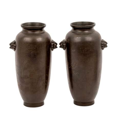 Paar Vasen aus Bronze. JAPAN, Meiji-Zeit (1868-1912). - фото 4