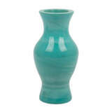 Vase aus türkisfarbenem Pekingglas. CHINA, 20. Jahrhundert. - фото 1
