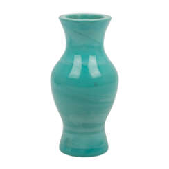 Vase aus türkisfarbenem Pekingglas. CHINA, 20. Jahrhundert.
