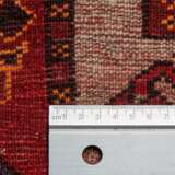 Orientteppich. AFGHANISTAN, 20. Jahrhundert, ca. 195x110 cm. - Foto 4