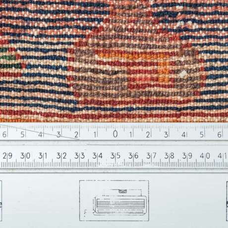 Orientteppich. BACHTIARI/PERSIEN, 1. Hälfte 20. Jahrhundert, 297x222 cm. - фото 4
