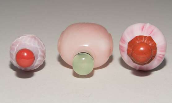 3 Glas Snuff Bottles und 1 Paar Miniaturbols - Foto 10