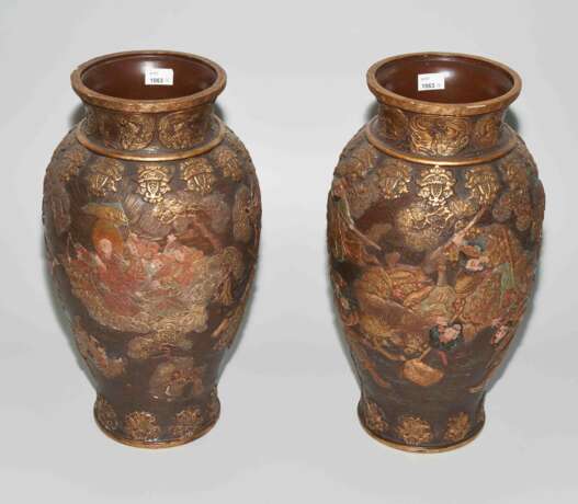 1 Paar Faux-Bronze Vasen - фото 2