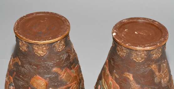 1 Paar Faux-Bronze Vasen - фото 6