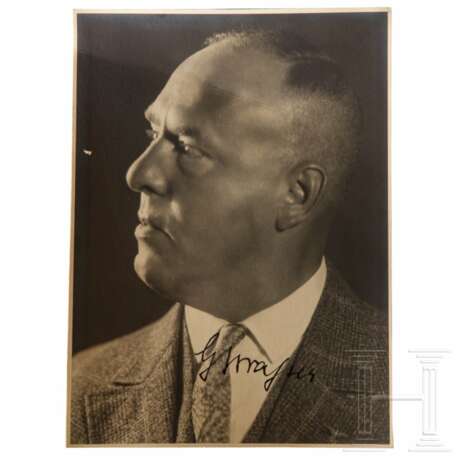Großformatiges Hoffmann-Portraitfoto Gregor Strassers mit eigenhändiger Signatur - фото 1
