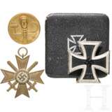 Eisernes Kreuz 1. Klasse 1939 im Etui, Dolch Luftwaffe, fünf Bücher, zwei Abzeichen - Foto 3