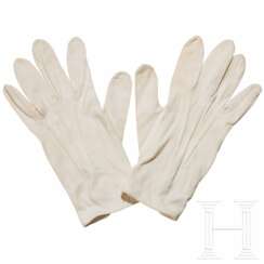 Ein Paar weiße Handschuhe für den Ordonanzdienst der SS