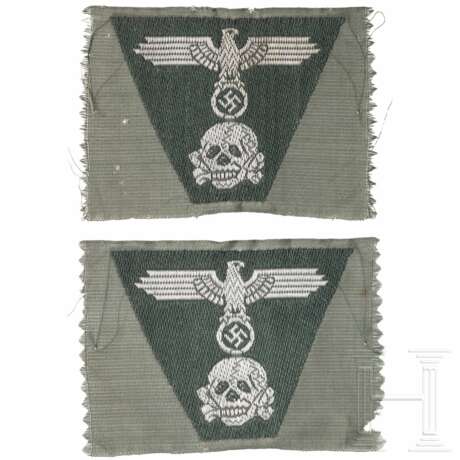 Zwei Mützenabzeichen für die Einheitsfeldmütze M 43 der Waffen-SS - Foto 1
