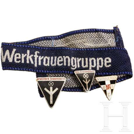 Deutsches Frauenwerk/NS-Frauenschaft - Ärmelband und drei Abzeichen, deutsch, 1940er Jahre - photo 1