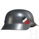 Stahlhelm M 35 der Luftwaffe mit einem Abzeichen - Foto 4