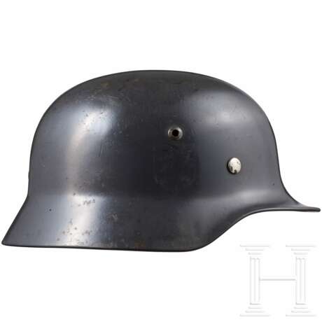 Stahlhelm M 35 der Luftwaffe mit einem Abzeichen - Foto 2