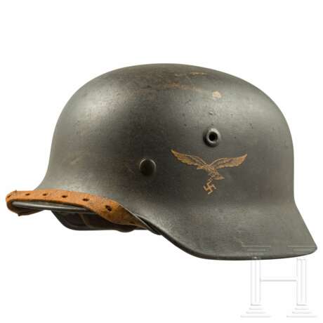 Stahlhelm M 40 der Luftwaffe mit einem Abzeichen - Foto 5