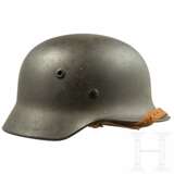 Stahlhelm M 40 der Luftwaffe mit einem Abzeichen - Foto 6