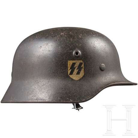 Stahlhelm M 40 der Waffen-SS mit einem Abzeichen - photo 1