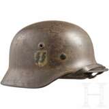 Stahlhelm M 40 der Waffen-SS, mit einem Abzeichen - фото 1