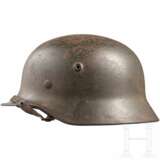 Stahlhelm M 40 der Waffen-SS, mit einem Abzeichen - фото 2