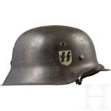 Stahlhelm M 42 der Waffen-SS mit einem Abzeichen und Gefechtsschaden (Battledamage) - Foto 1